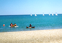 Sport d'acqua nel bellissimo tratto di mare antistante