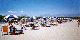 La bellissima spiaggia e sullo sfondo il "Massiccio del Pollino"