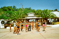 Balli in allegria sulla grande pista acqua-dancing
